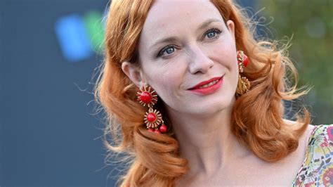 Christina Hendricks, 48, Flaunts Her Sculpted Legs In。